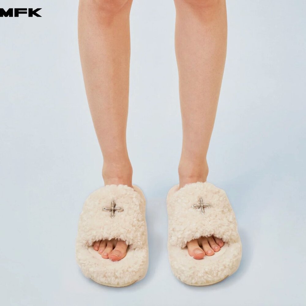 SMFK Compass White Velvet Furry Slipper